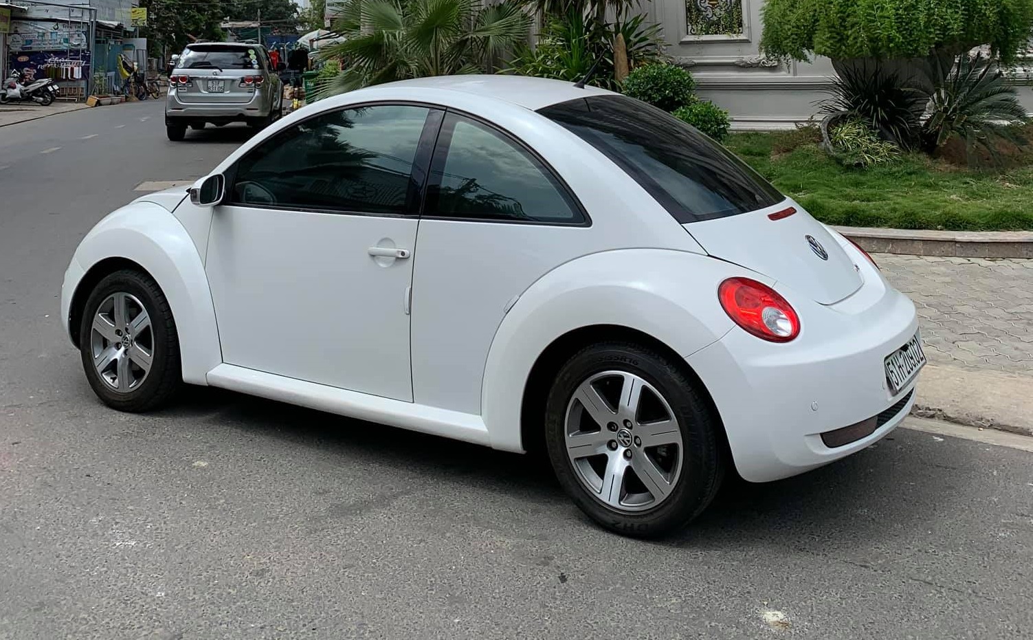 Có độ hot không kém xe con bọ cổ điển Volkswagen Beetle màu trắng là xe con  bọ cổ màu đỏ Với màu đỏ bordeaux ánh camay xe con bọ cổ đỏ